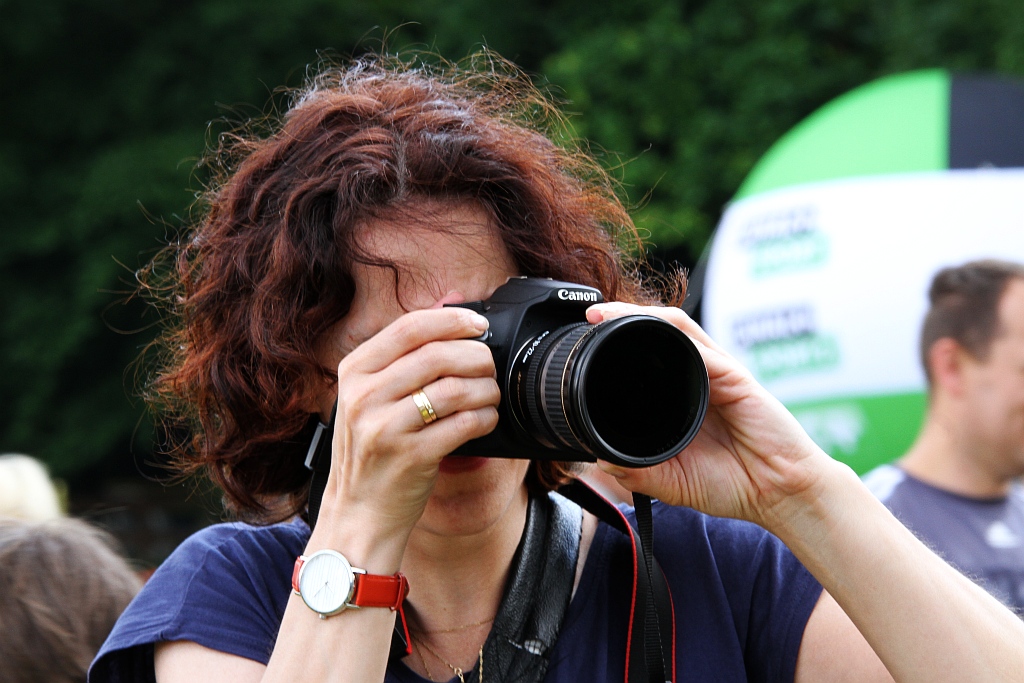Wesoła dziecięca zabawa na stadionie Iskry Kochlice
