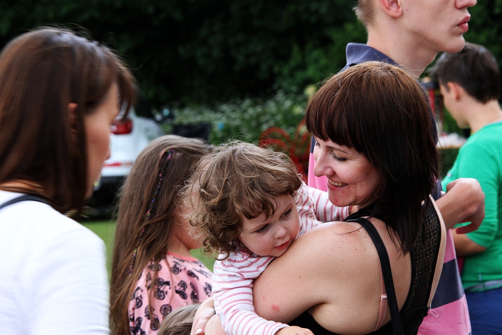 Wesoła dziecięca zabawa na stadionie Iskry Kochlice