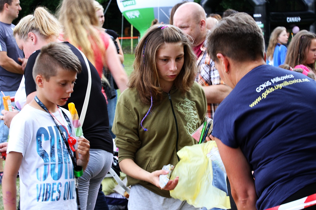 Wesoła dziecięca zabawa na stadionie Iskry Kochlice