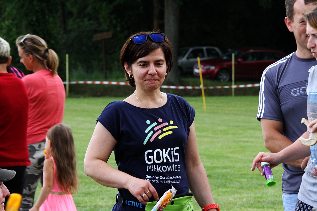 Wesoła dziecięca zabawa na stadionie Iskry Kochlice