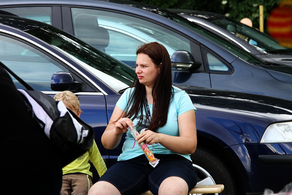 Wesoła dziecięca zabawa na stadionie Iskry Kochlice