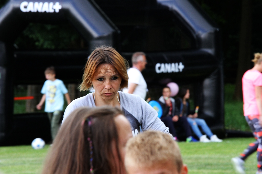 Wesoła dziecięca zabawa na stadionie Iskry Kochlice