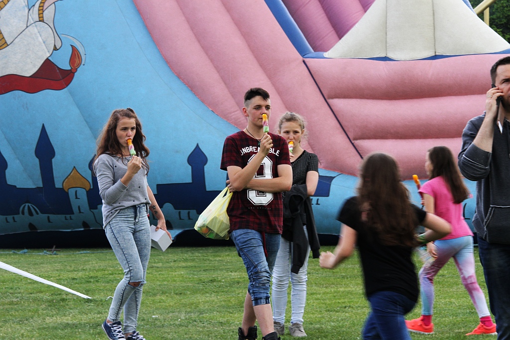 Wesoła dziecięca zabawa na stadionie Iskry Kochlice