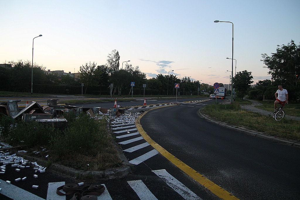TIR zgubił ładunek na nowym rondzie na ulicy Sikorskiego