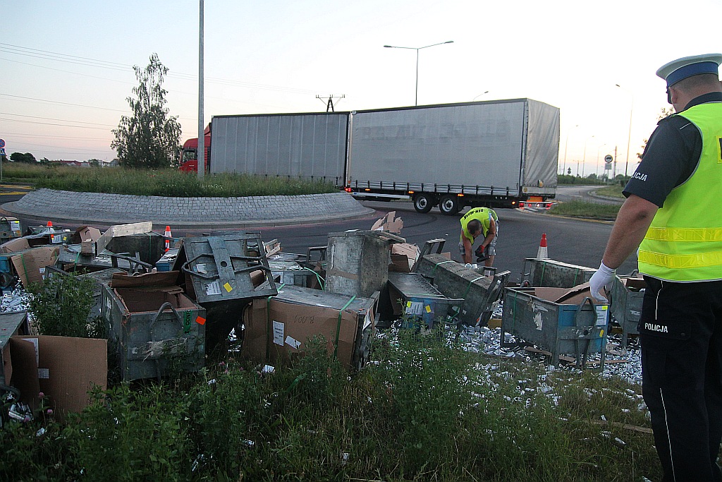 TIR zgubił ładunek na nowym rondzie na ulicy Sikorskiego