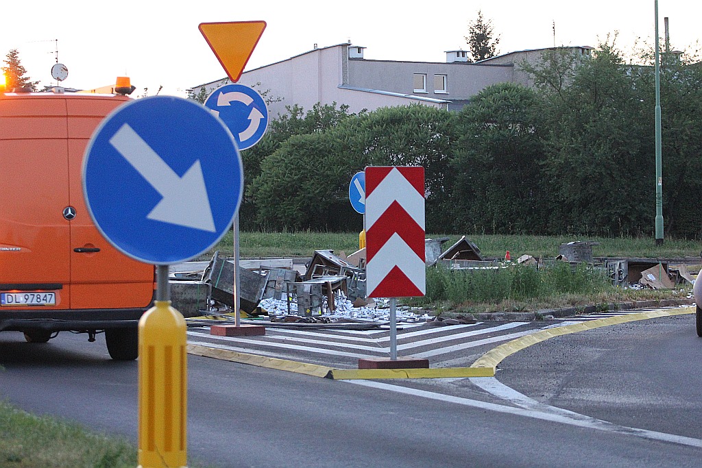 TIR zgubił ładunek na nowym rondzie na ulicy Sikorskiego