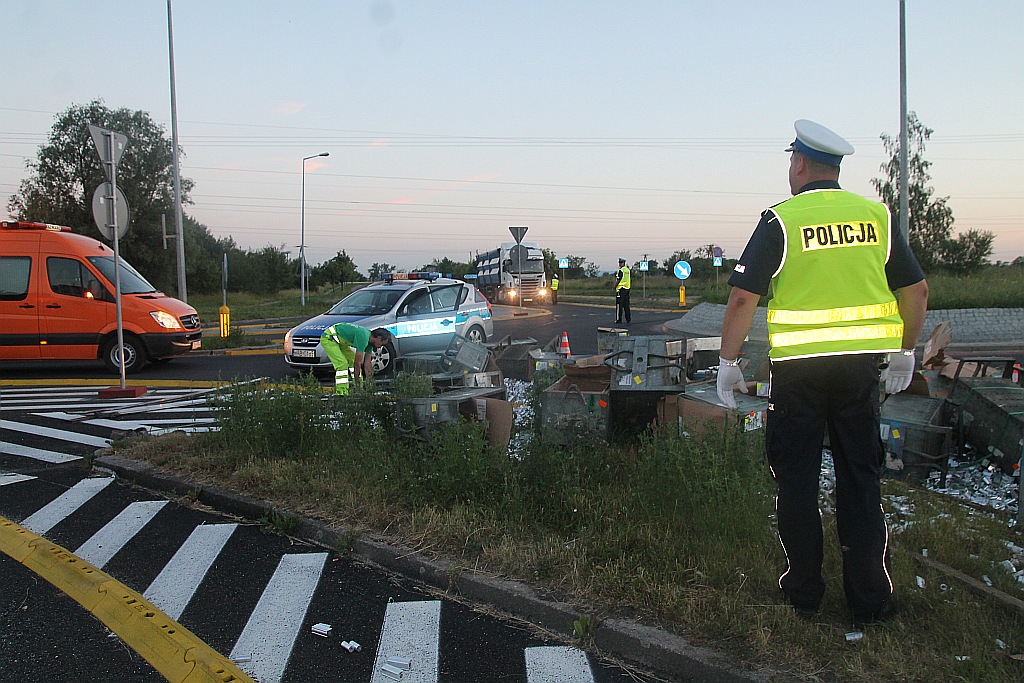 TIR zgubił ładunek na nowym rondzie na ulicy Sikorskiego