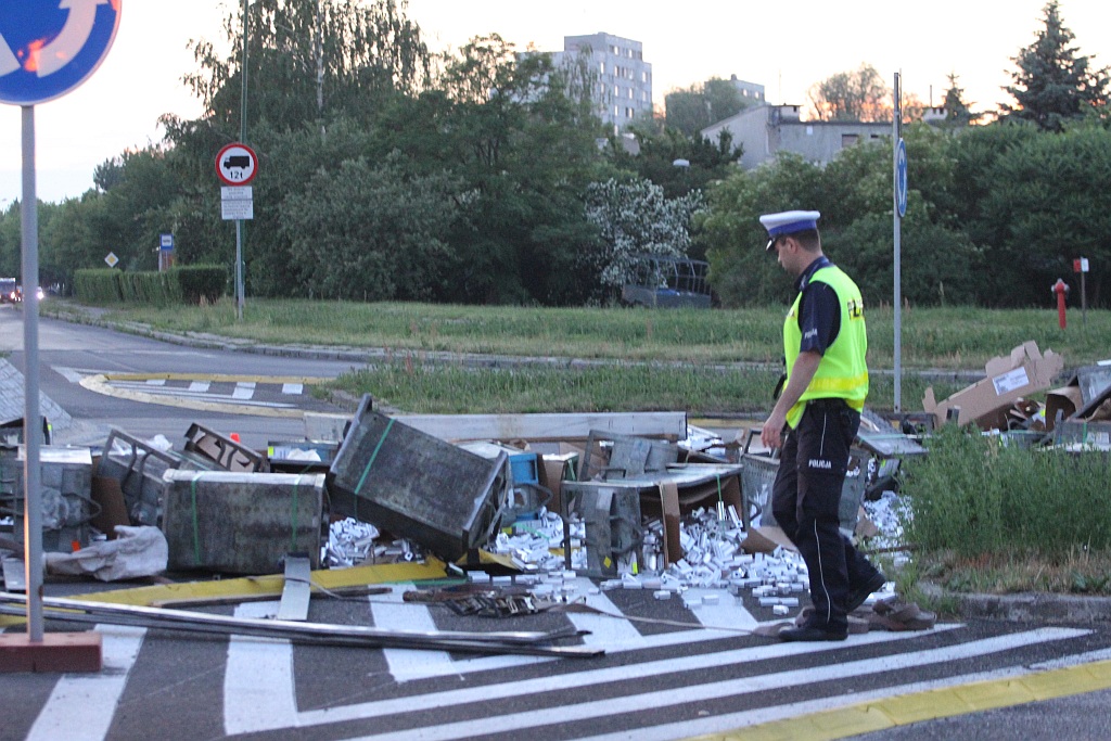 TIR zgubił ładunek na nowym rondzie na ulicy Sikorskiego