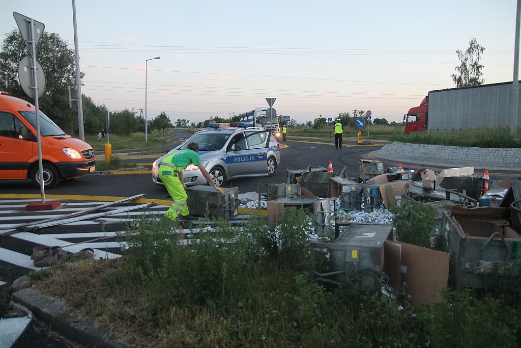 TIR zgubił ładunek na nowym rondzie na ulicy Sikorskiego