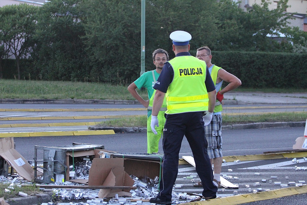 TIR zgubił ładunek na nowym rondzie na ulicy Sikorskiego