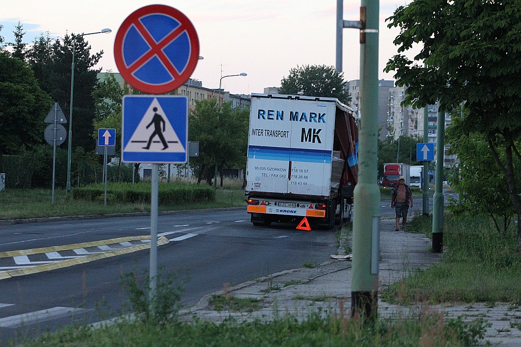 TIR zgubił ładunek na nowym rondzie na ulicy Sikorskiego