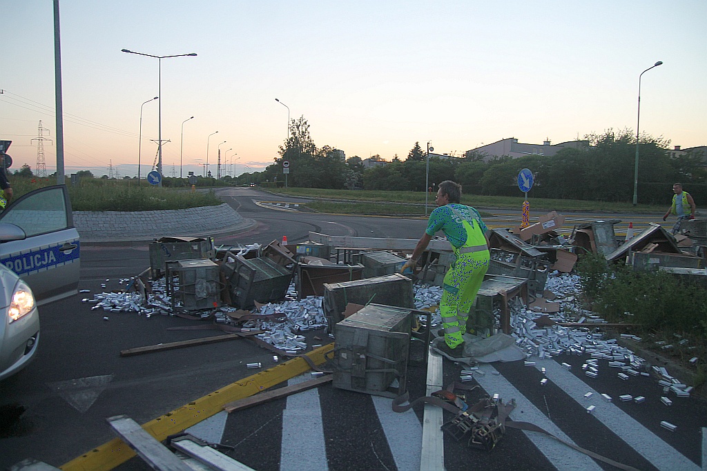 TIR zgubił ładunek na nowym rondzie na ulicy Sikorskiego