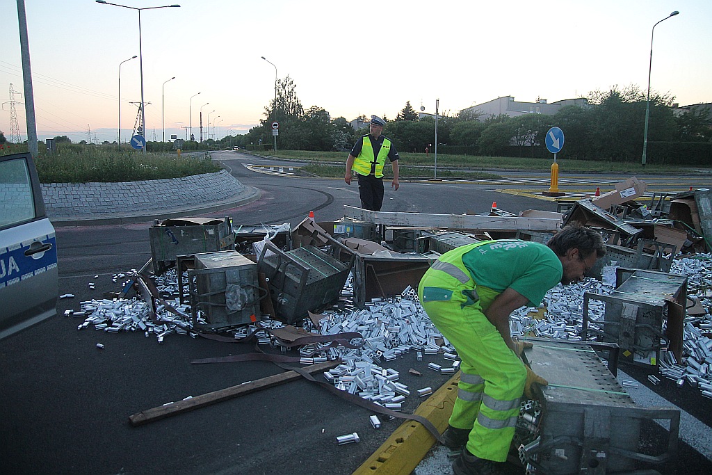 TIR zgubił ładunek na nowym rondzie na ulicy Sikorskiego