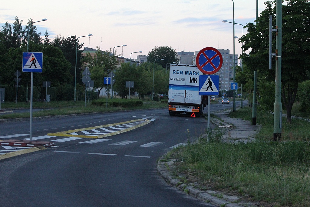 TIR zgubił ładunek na nowym rondzie na ulicy Sikorskiego