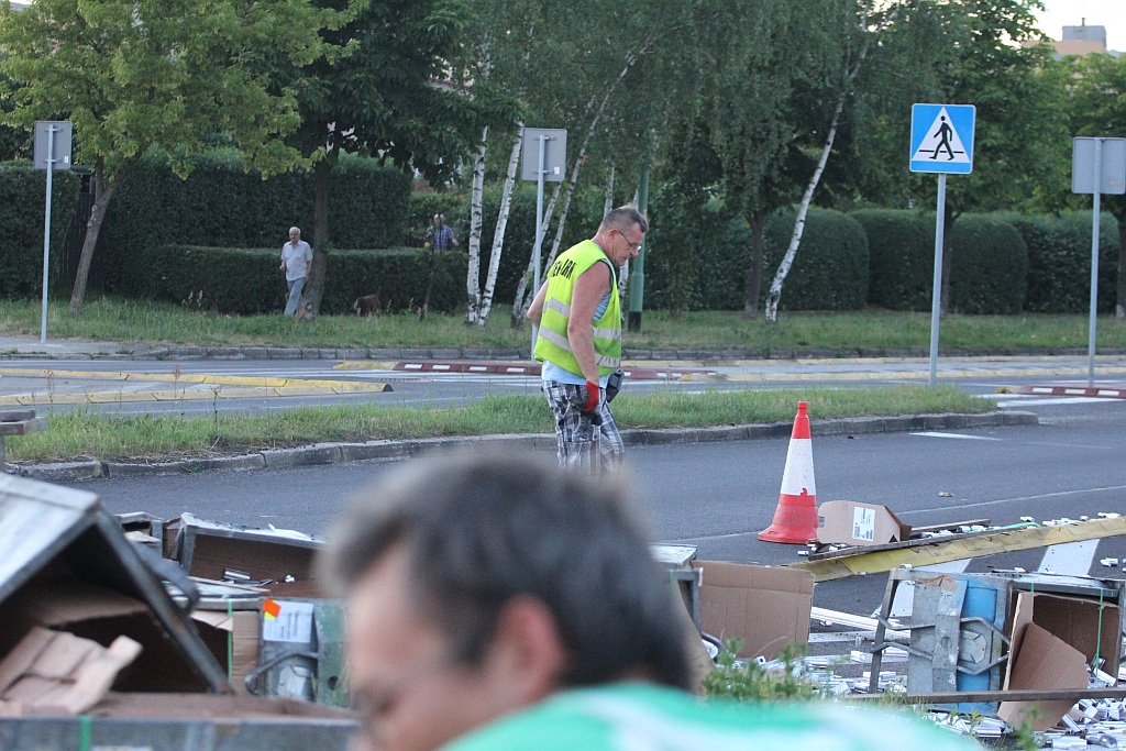 TIR zgubił ładunek na nowym rondzie na ulicy Sikorskiego