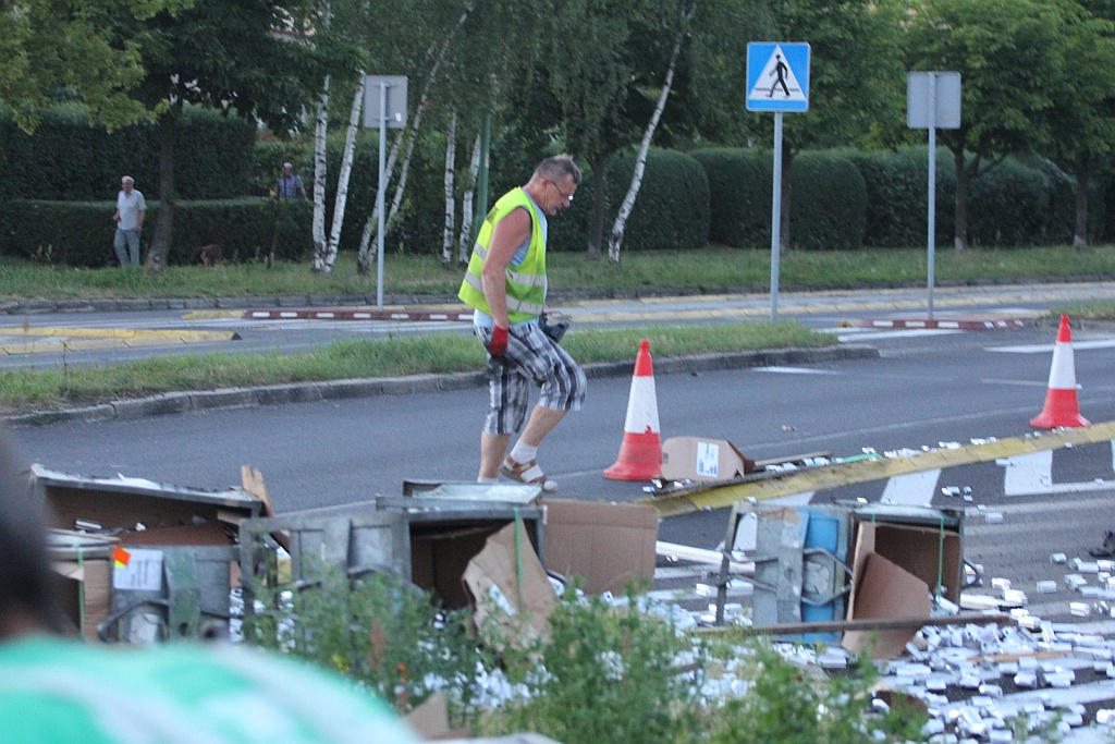 TIR zgubił ładunek na nowym rondzie na ulicy Sikorskiego