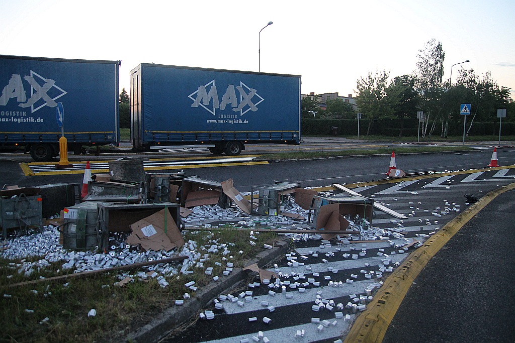 TIR zgubił ładunek na nowym rondzie na ulicy Sikorskiego