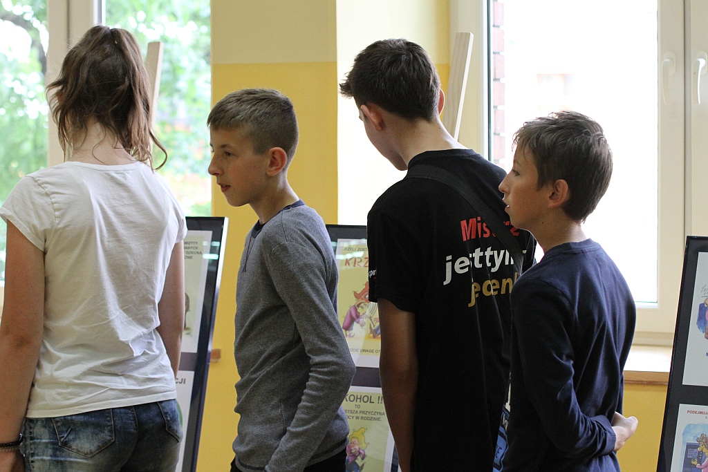 Pouczającą wystawę prac Roberta Wierzbickiego otwarto w SP nr 4
