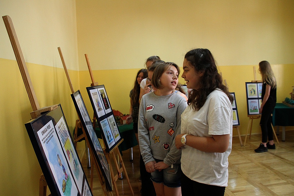 Pouczającą wystawę prac Roberta Wierzbickiego otwarto w SP nr 4