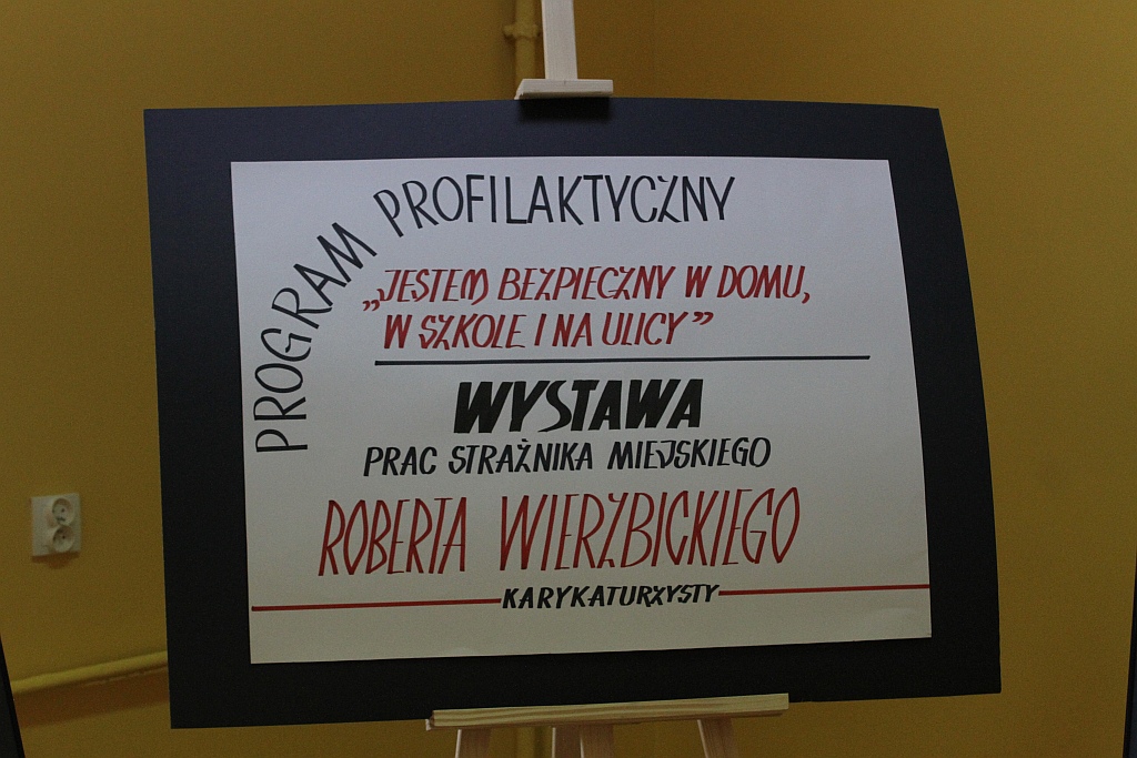 Pouczającą wystawę prac Roberta Wierzbickiego otwarto w SP nr 4