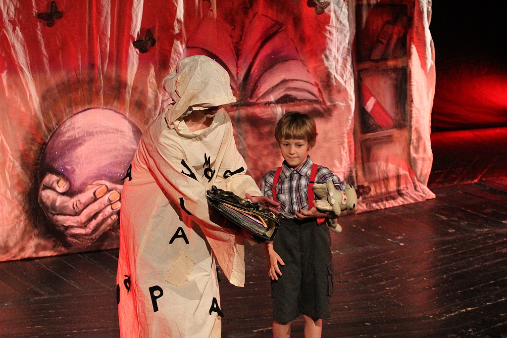 Spektakl teatralny z okazji Dnia Rodzicielstwa Zastępczego 
