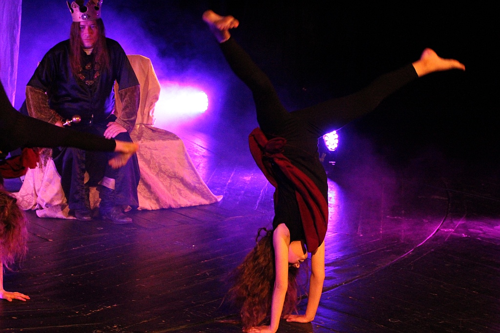 Spektakl teatralny z okazji Dnia Rodzicielstwa Zastępczego 
