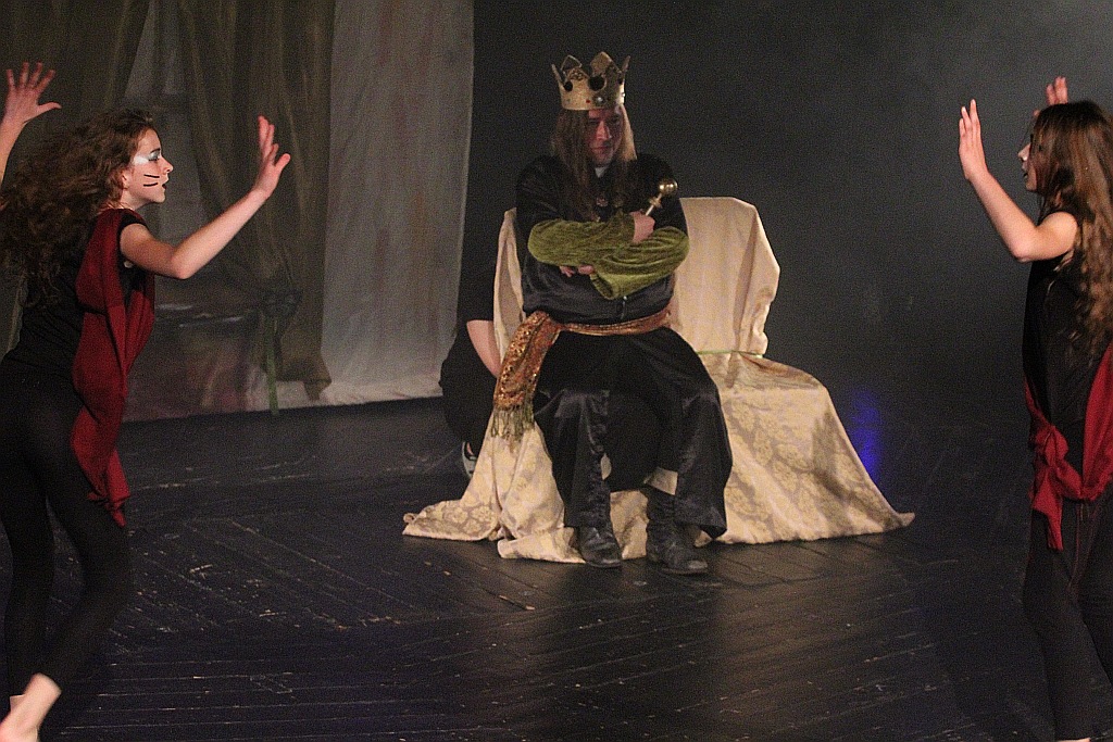 Spektakl teatralny z okazji Dnia Rodzicielstwa Zastępczego 
