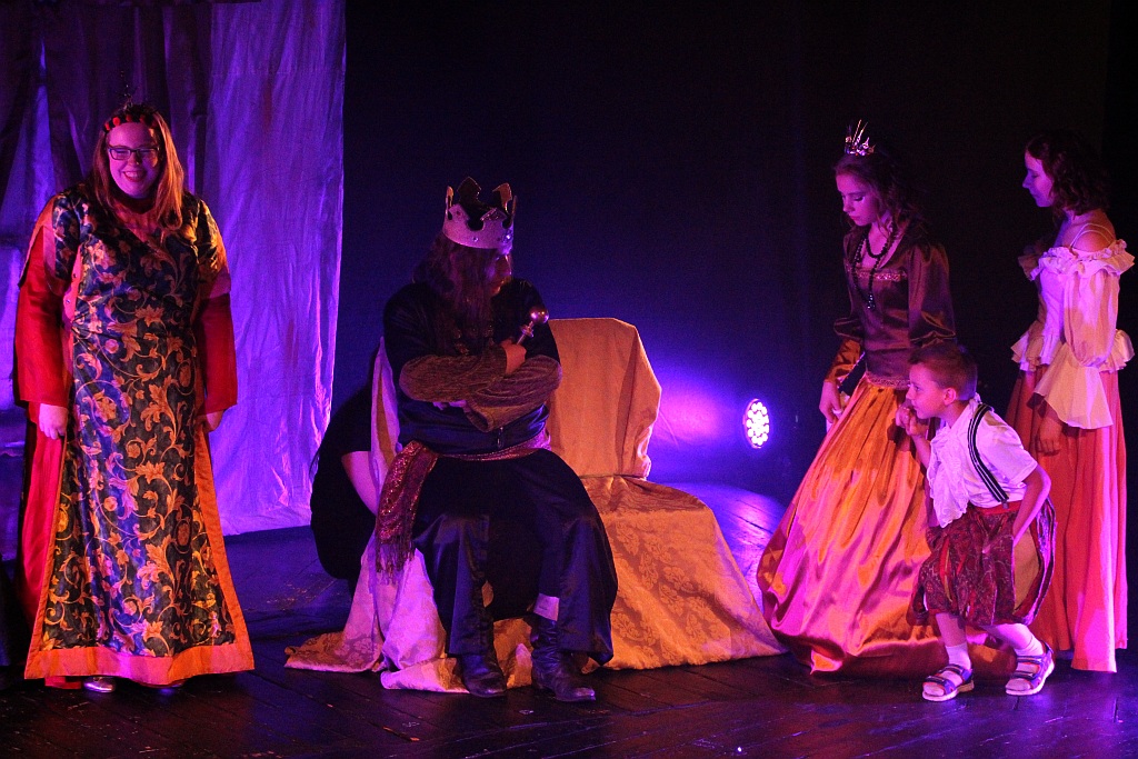 Spektakl teatralny z okazji Dnia Rodzicielstwa Zastępczego 
