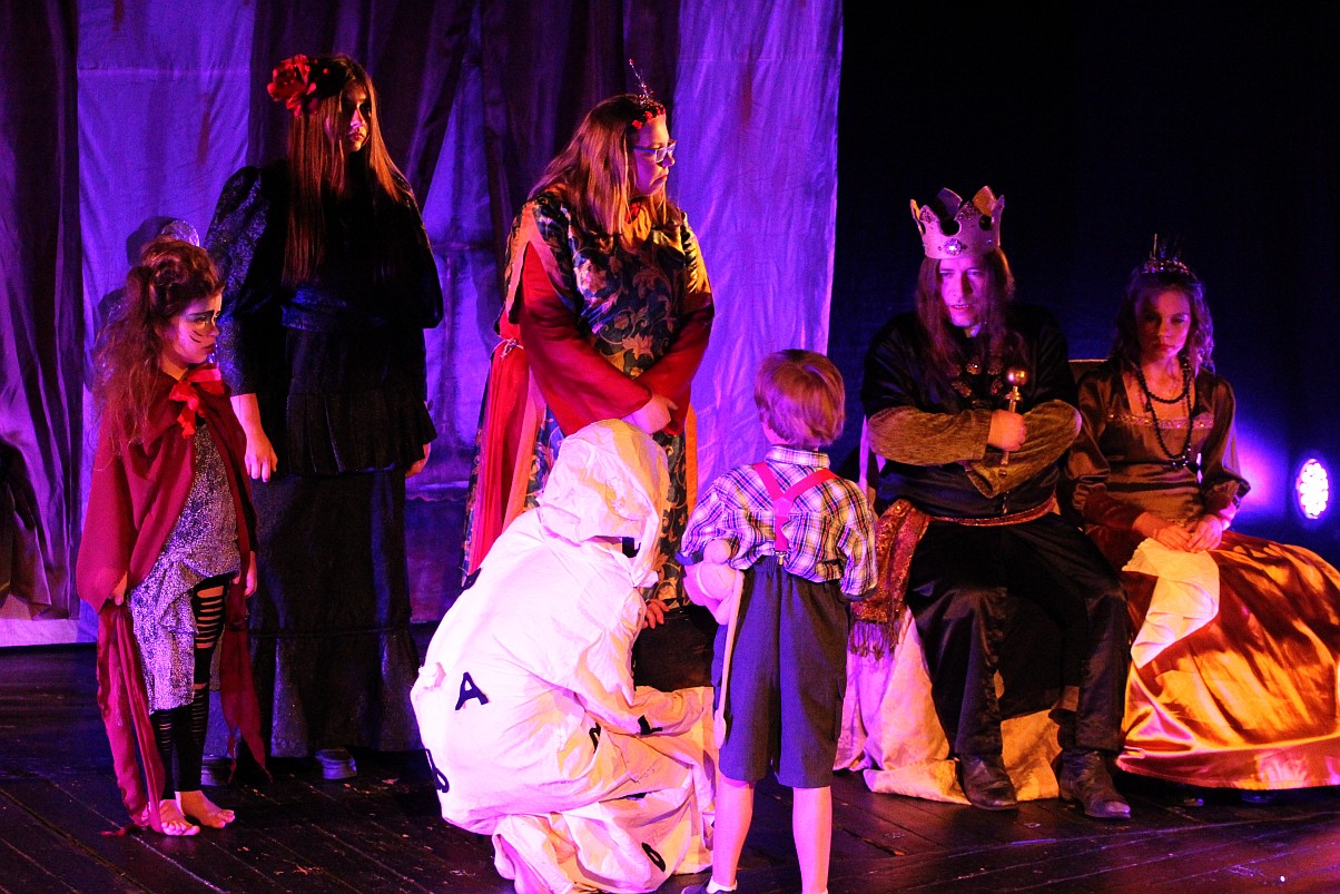 Spektakl teatralny z okazji Dnia Rodzicielstwa Zastępczego 
