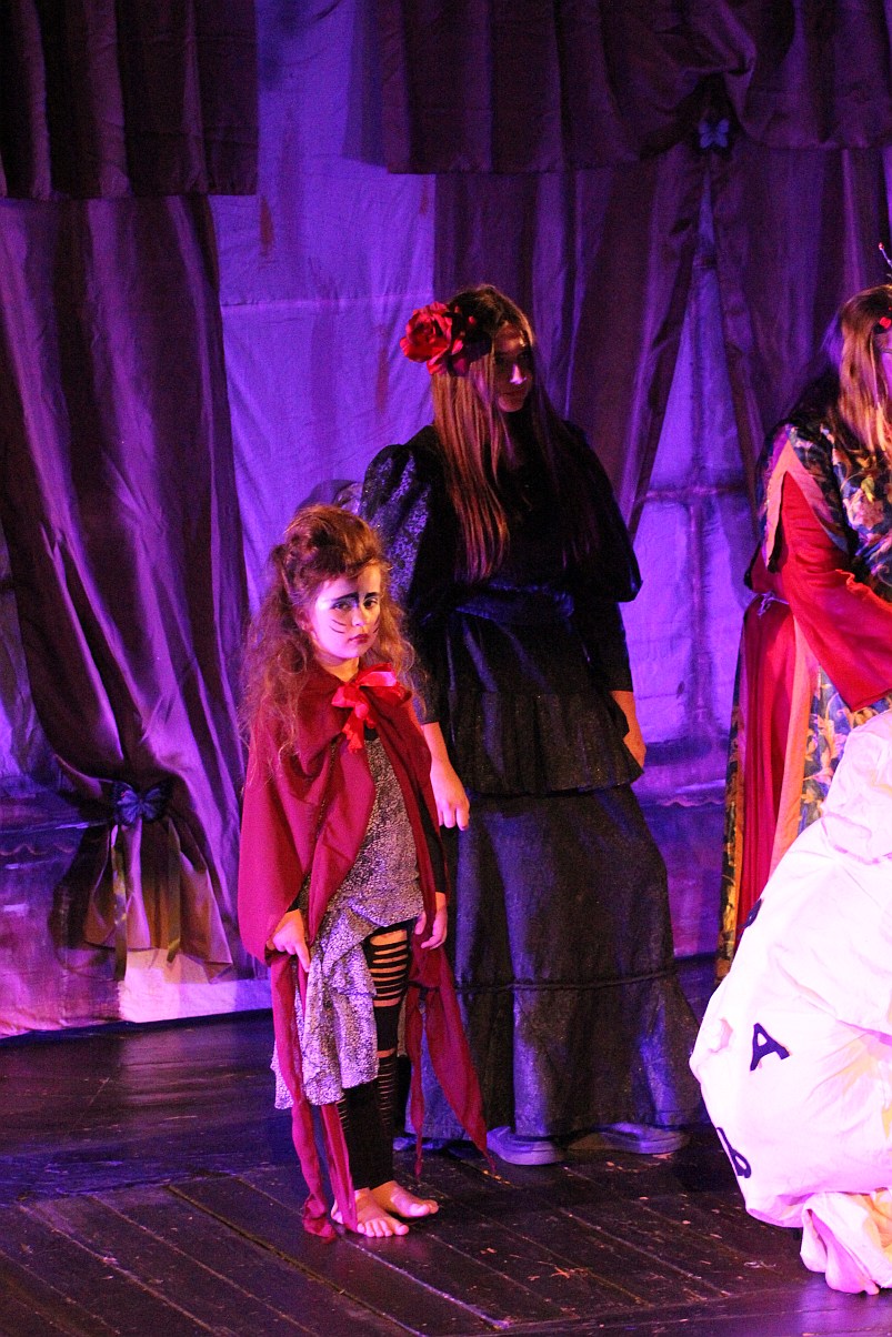 Spektakl teatralny z okazji Dnia Rodzicielstwa Zastępczego 
