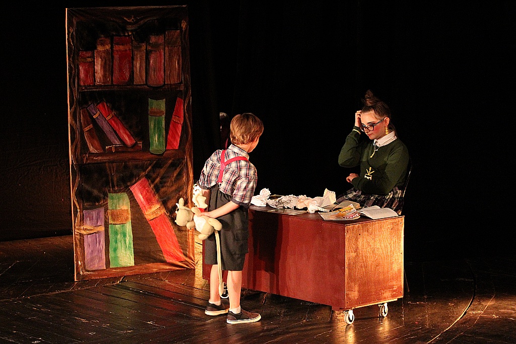 Spektakl teatralny z okazji Dnia Rodzicielstwa Zastępczego 
