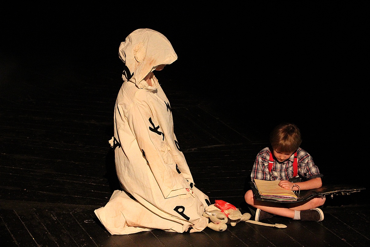Spektakl teatralny z okazji Dnia Rodzicielstwa Zastępczego 
