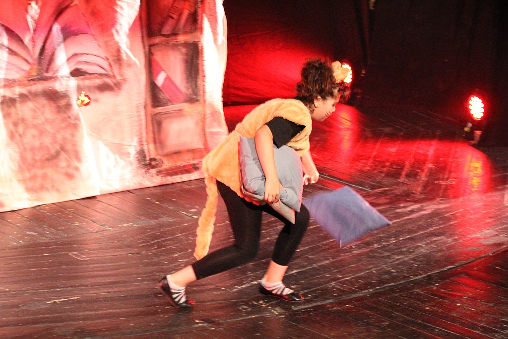 Spektakl teatralny z okazji Dnia Rodzicielstwa Zastępczego 
