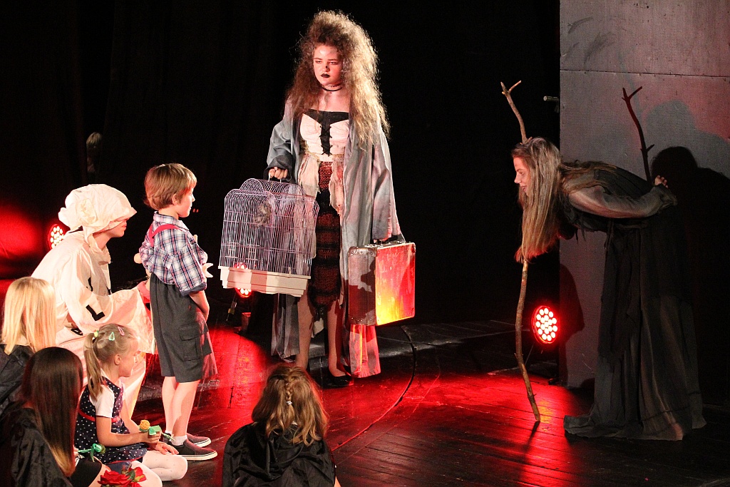 Spektakl teatralny z okazji Dnia Rodzicielstwa Zastępczego 
