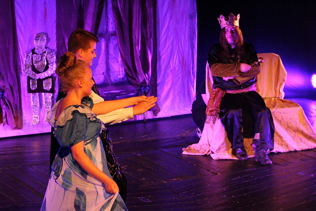 Spektakl teatralny z okazji Dnia Rodzicielstwa Zastępczego 
