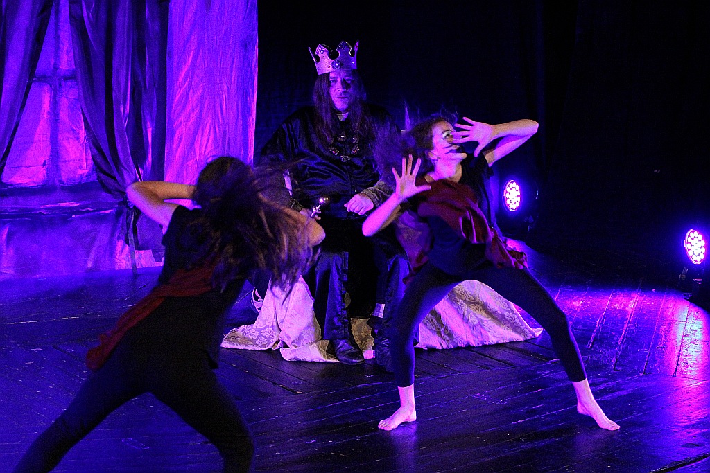 Spektakl teatralny z okazji Dnia Rodzicielstwa Zastępczego 
