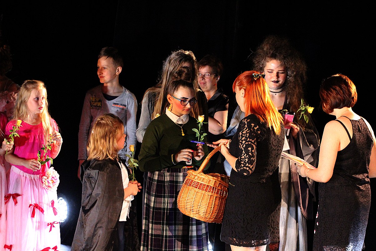 Spektakl teatralny z okazji Dnia Rodzicielstwa Zastępczego 
