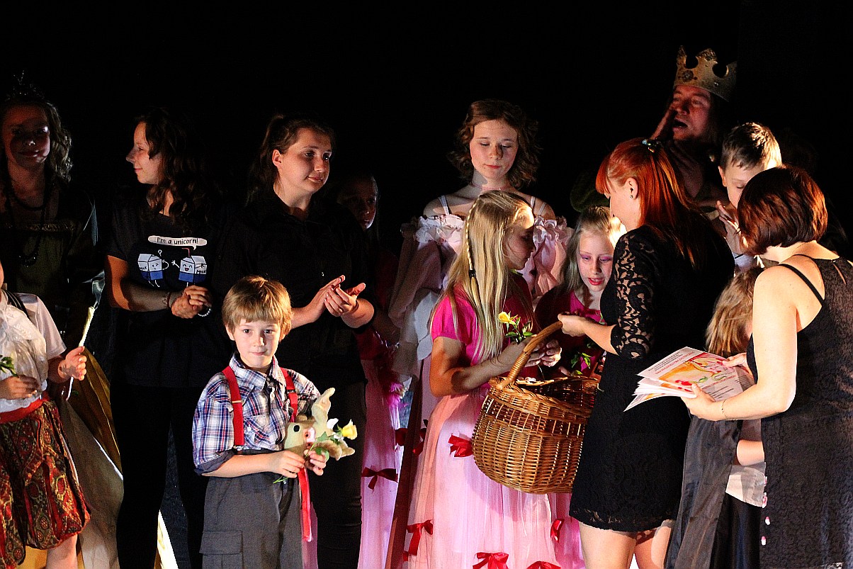 Spektakl teatralny z okazji Dnia Rodzicielstwa Zastępczego 
