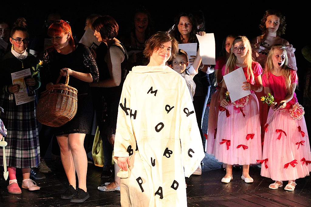 Spektakl teatralny z okazji Dnia Rodzicielstwa Zastępczego 
