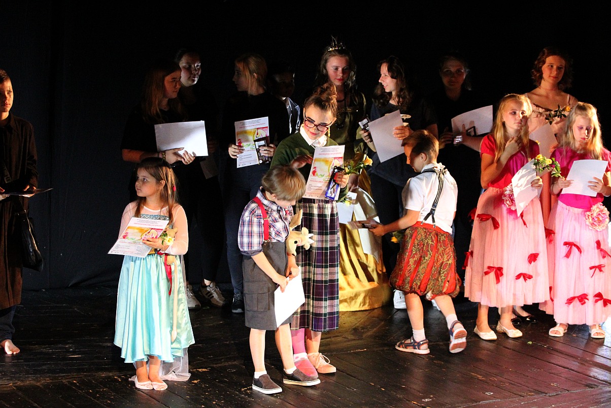 Spektakl teatralny z okazji Dnia Rodzicielstwa Zastępczego 
