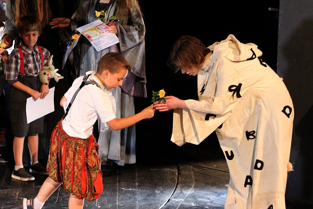 Spektakl teatralny z okazji Dnia Rodzicielstwa Zastępczego 
