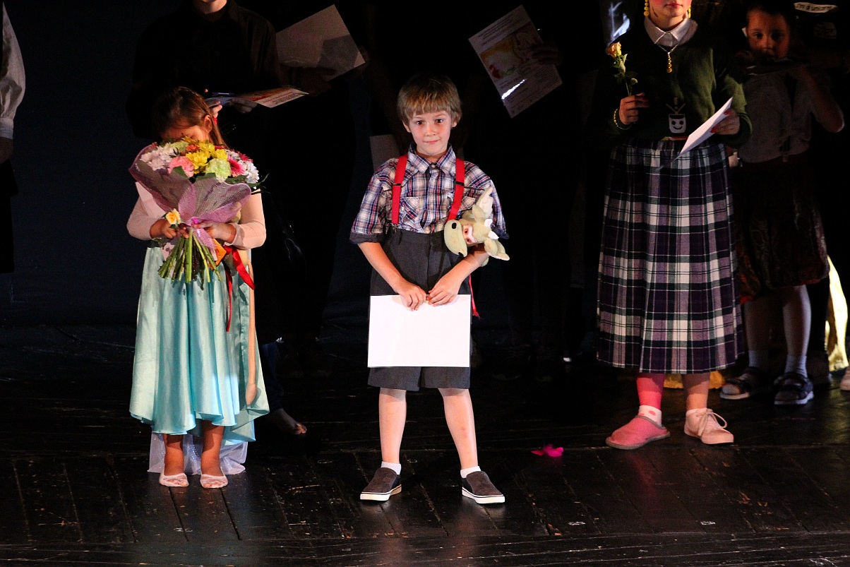 Spektakl teatralny z okazji Dnia Rodzicielstwa Zastępczego 
