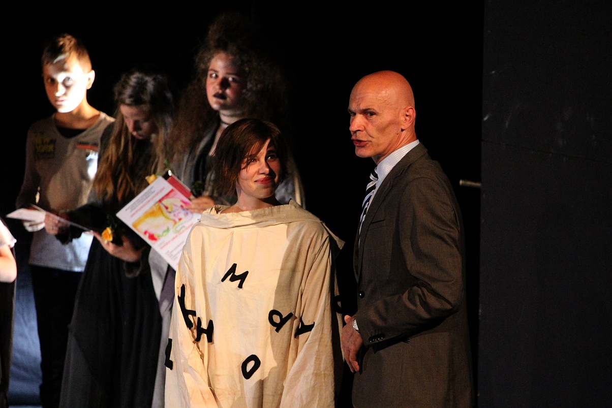 Spektakl teatralny z okazji Dnia Rodzicielstwa Zastępczego 
