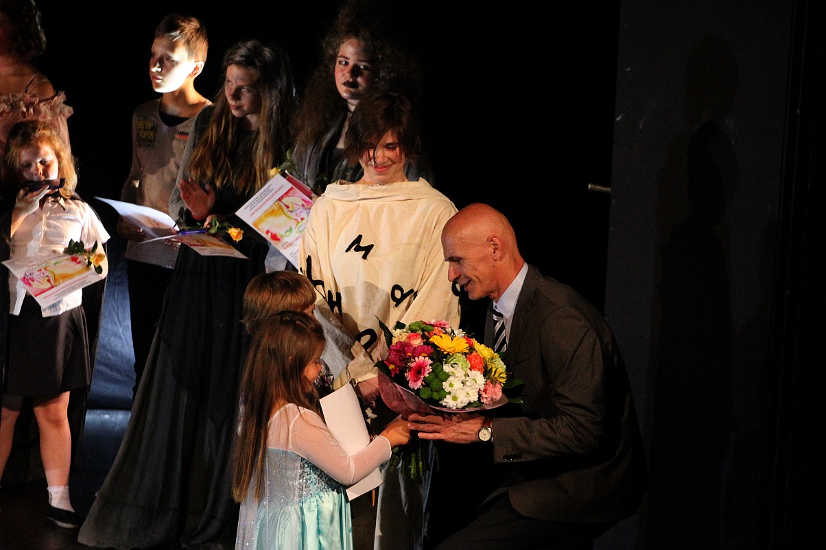 Spektakl teatralny z okazji Dnia Rodzicielstwa Zastępczego 
