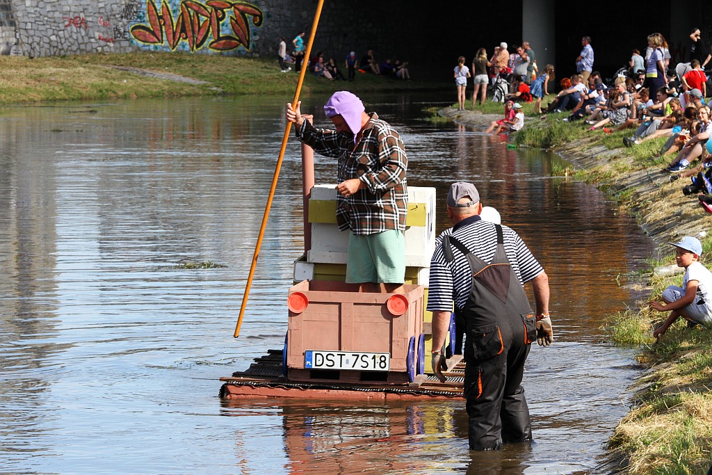 Szesnaście załóg popłynęło „samoróbkami” w podróż marzeń