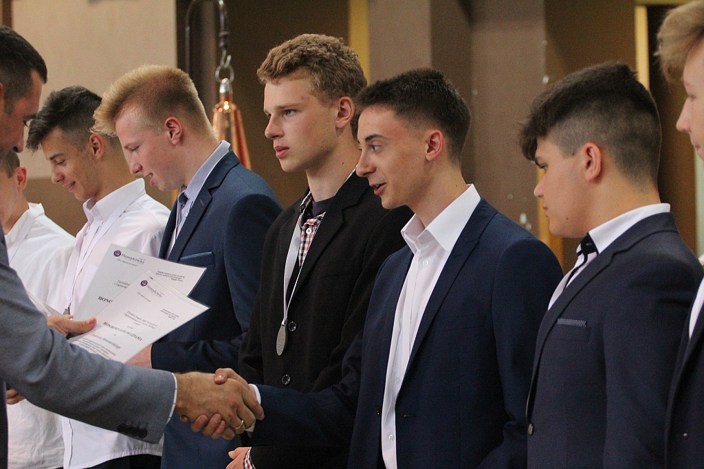 Uczniowie legnickiej Henrykówki odebrali świadectwa szkolne