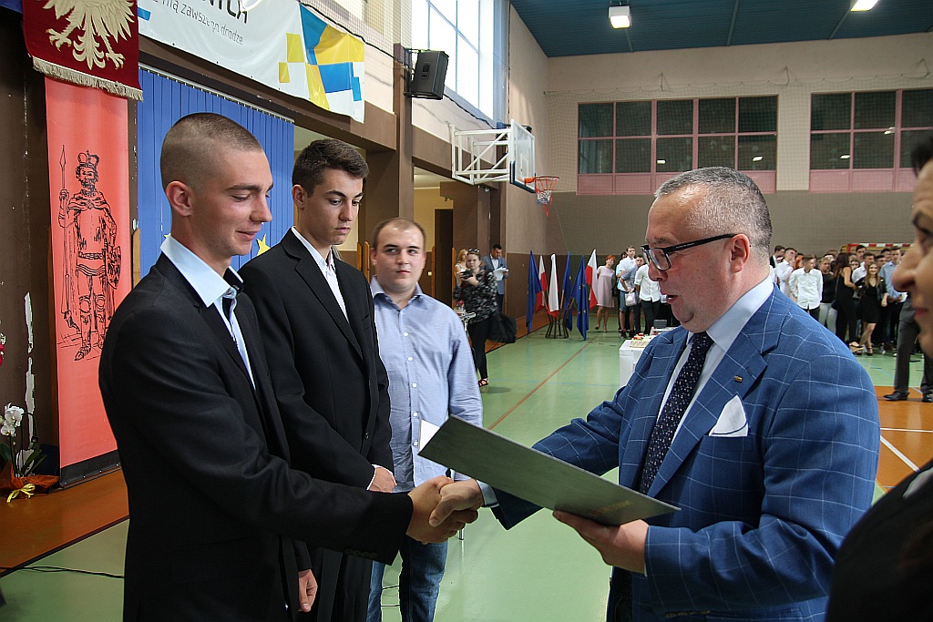 Uczniowie legnickiej Henrykówki odebrali świadectwa szkolne