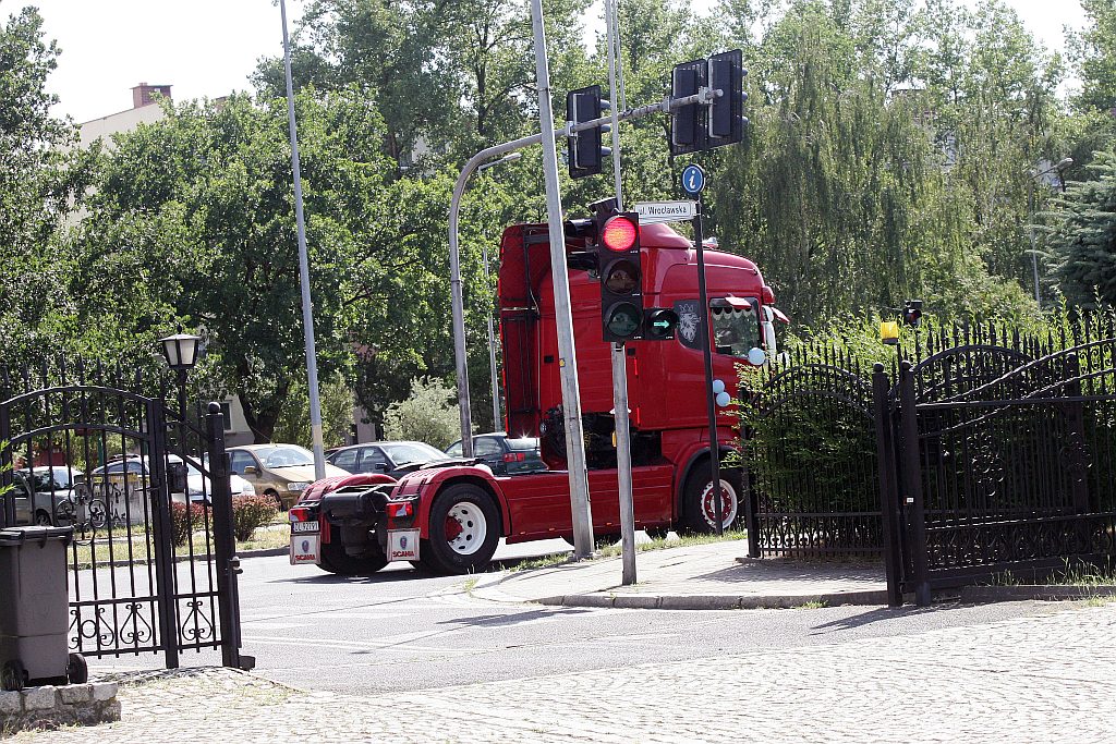 Eskorta tirów towarzyszyła parze młodych w dojeździe do kościoła