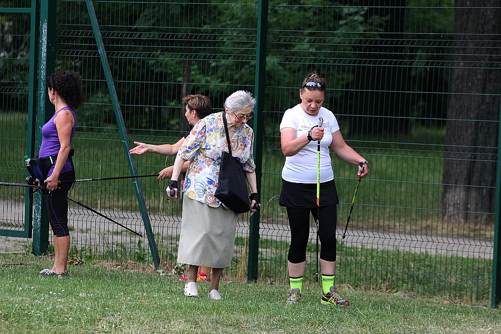 Chodzili z OSiRem.  Chodzę bo lubię Nordic Walking