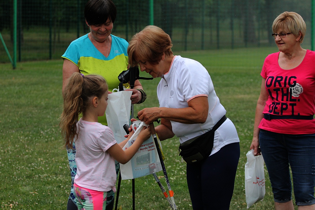 Chodzili z OSiRem.  Chodzę bo lubię Nordic Walking